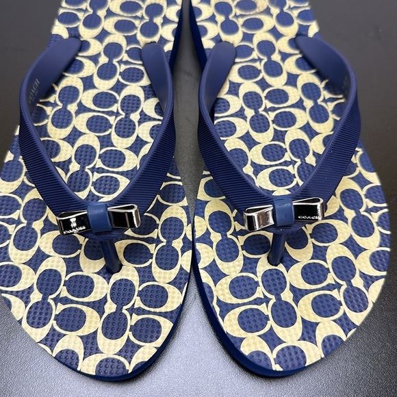 Coach Amel Navy/Tan Thong Flip Flops Size 6 B Silver Bow Detail Signatur… - Picture 13 of 15